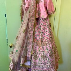 I have very beautiful Lehnga.. it’s looks very cute and medium size